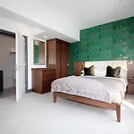 홀리데이파크 Burrow *